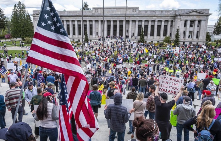 Washingtonda insanlar koronavirusa yoluxmaq üçün yığıncaqlar təşkil edirlər